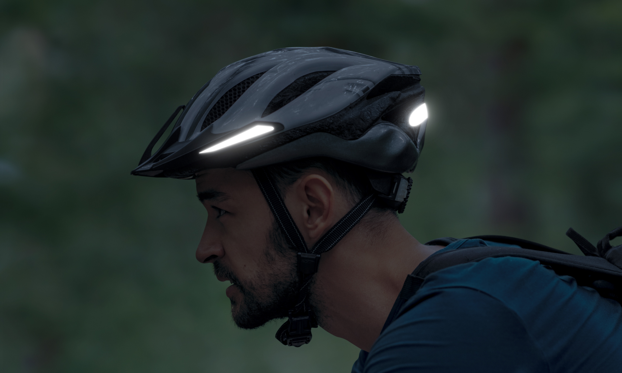 casque visible de nuit obligatoire